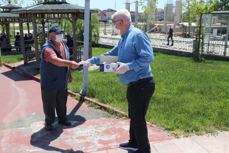 Belediye Başkanı Yüksel, 65 Yaş Üstü Vatandaşlara Parklarda Maske Dağıttı