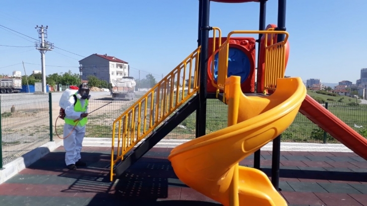 Gebze’de Parklar Çocuklar İçin Dezenfekte Ediliyor