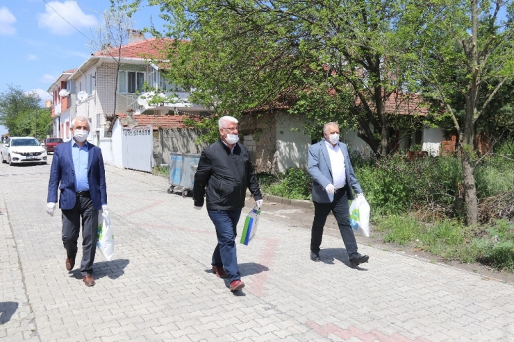 Belediye Başkanı Yüksel Kapı Kapı Gezerek Maske Dağıttı