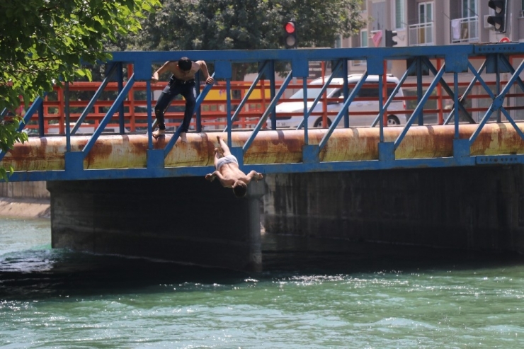 Sulama Kanalında Serinleyen Çocuklara Polis Engeli