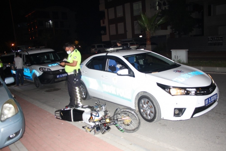 Trafik Polisinin ’Dur’ İhtarına Uymayan Gençler Motosiklet Devrilince Yakayı Ele Verdi