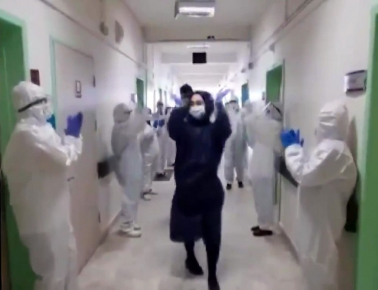 Korona Virüs Tedavisi Biten 4 Hasta Sağlık Çalışanları Tarafından Alkışlarla Uğurlandı