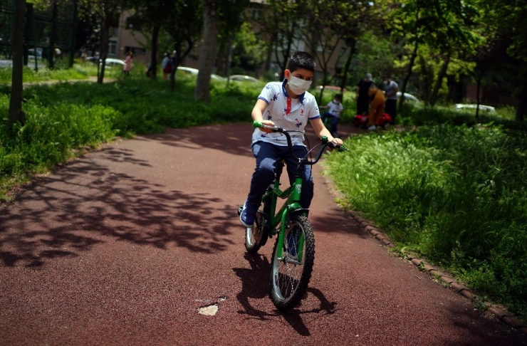 Zeytinburnu’nda Çocuklar Parklara Akın Etti, Yoğunluk Havadan Görüntülendi