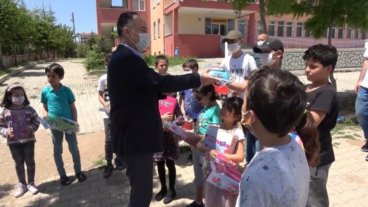 Belediye Başkanından Çocuklara Oyuncak Sürprizi