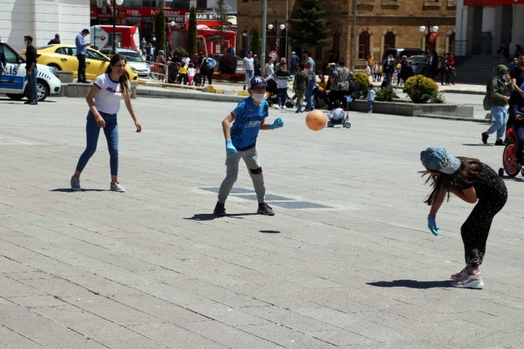 Cumhuriyet Meydanı Çocuklara Kaldı
