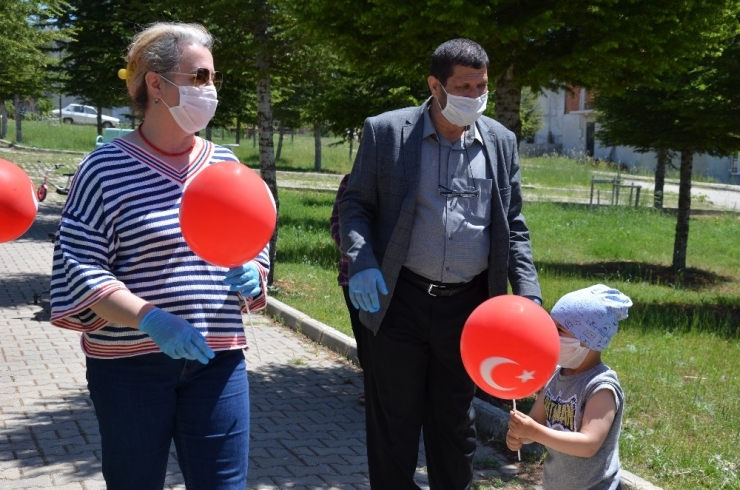 Demirci’de Çocuklara Ay Yıldızlı Balon Ve Maske