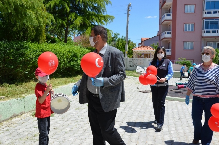 Demirci’de Çocuklara Ay Yıldızlı Balon Ve Maske