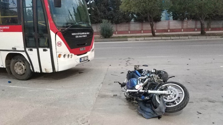 Samsun’da Halk Otobüsü İle Çarpışan Motosikletteki Gençler Ağır Yaralandı