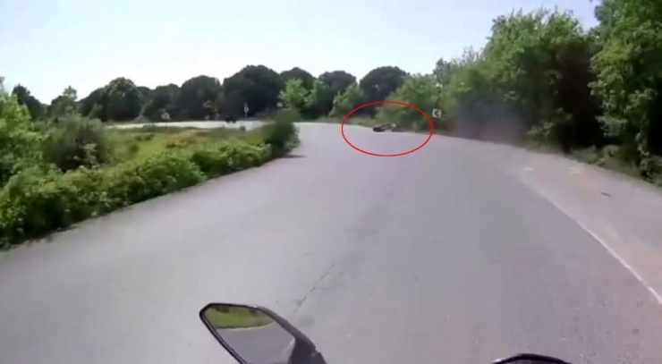 Virajı Alamayan Motosikletlinin Geçirdiği Kaza Kamerada