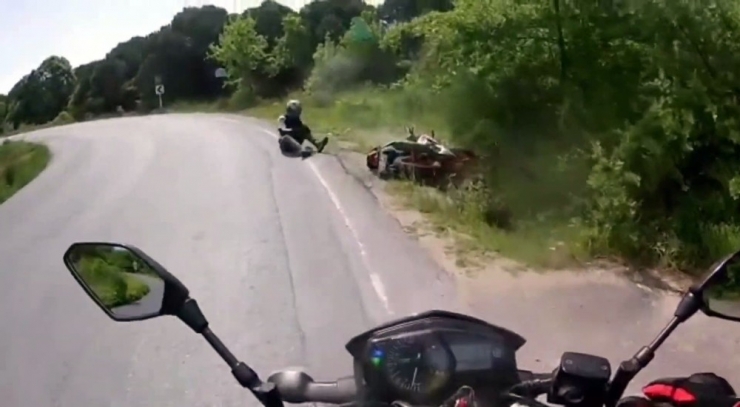 Virajı Alamayan Motosikletlinin Geçirdiği Kaza Kamerada