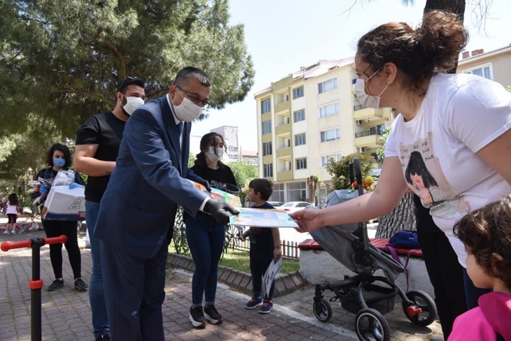 Başkan Öz’den Çocuklara Hediye