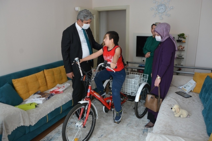 Doğuştan Yürüme Engelli Gencin Elektrikli Bisiklet Hayali Gerçek Oldu