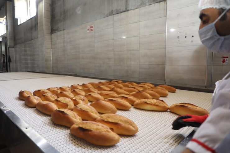 Elazığ’da Bağışlanan 100 Ton Un Ekmek Oldu, Vefa Ekibi Evlere Ulaştırdı