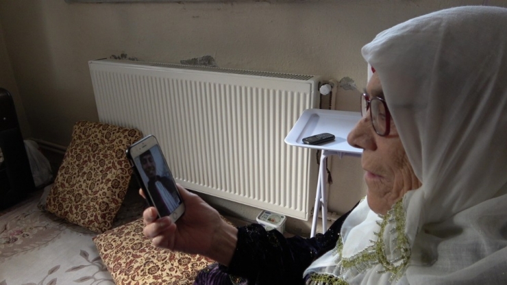 Evde Kalan Yaşlılar Akıllı Telefon Satışlarını Arttırdı