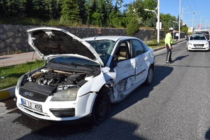Kırmızı Işıkta Geçen Otomobil Minibüse Çarptı: 3 Yaralı