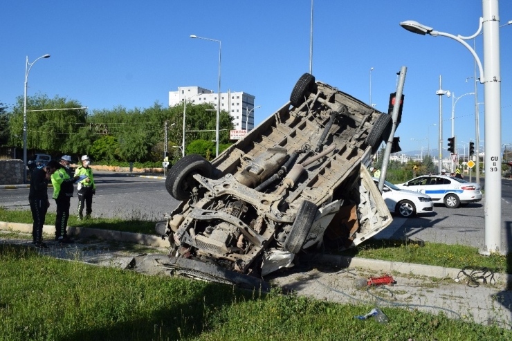 Kırmızı Işıkta Geçen Otomobil Minibüse Çarptı: 3 Yaralı