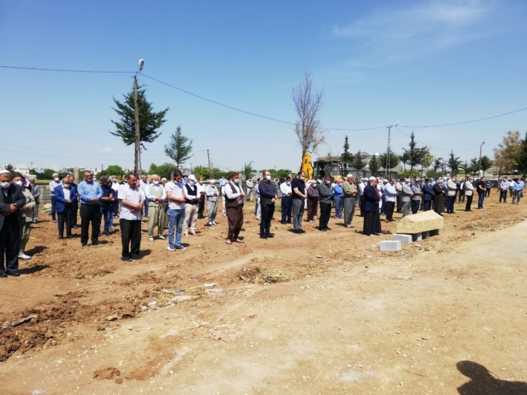 Kızıltepe’de Sosyal Mesafeli Cenaze Namazı