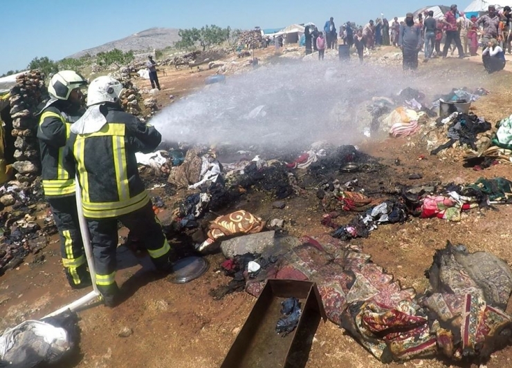 Suriye’de Mülteci Kampında Yangın: 1 Ölü, 2 Yaralı