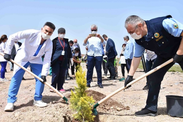 İzmir’de Sağlık Çalışanlarının Adına Hatıra Ormanı Oluşturuldu
