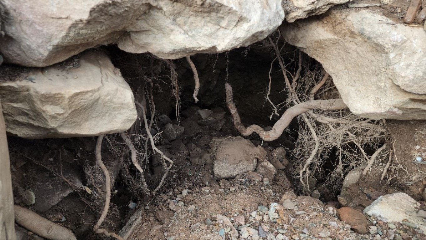 Deprem bölgesinde obruklardan çıkan sıvı vatandaşları meraklandırdı