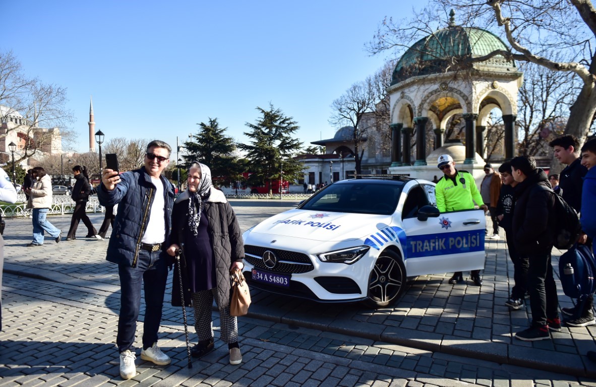 Mega kentin tarihi noktalarında görev yapan lüks polis araçları havadan görüntülendi