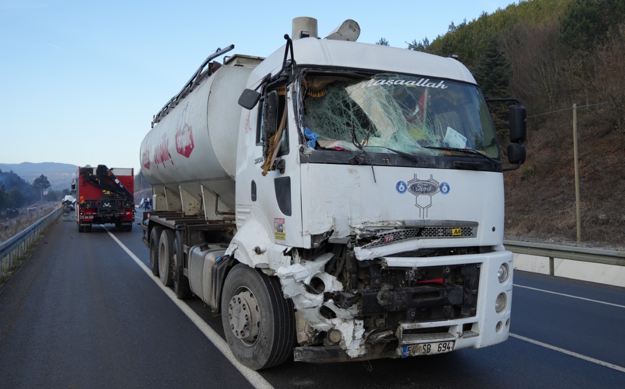 Akıllara durgunluk veren kaza, minibüs kağıt gibi yırtıldı: 1 ölü, 4 yaralı