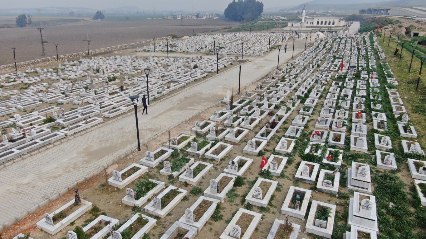 Deprem şehitliğinde buruk yılbaşı