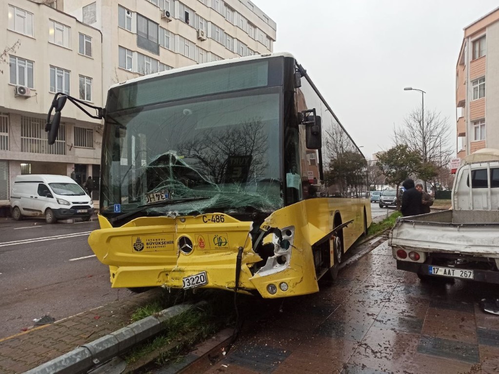 Ataşehir’de İETT otobüsü 4 araca çarptı