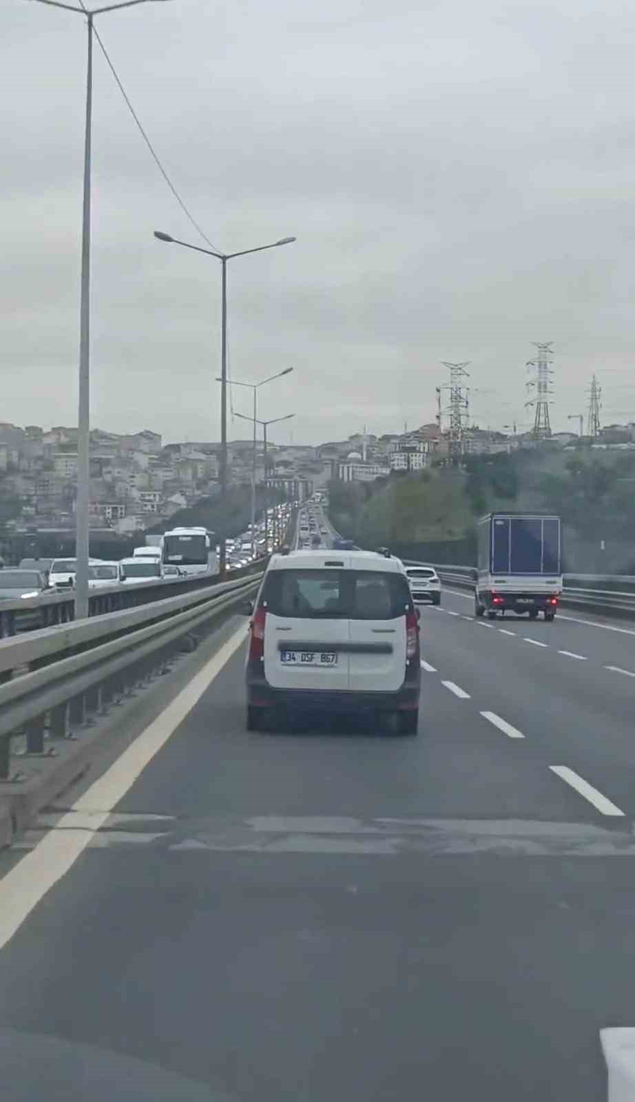 İstanbul’da trafikte öfkeli maganda dehşeti kamerada: Tek yumrukla aynayı kırdı