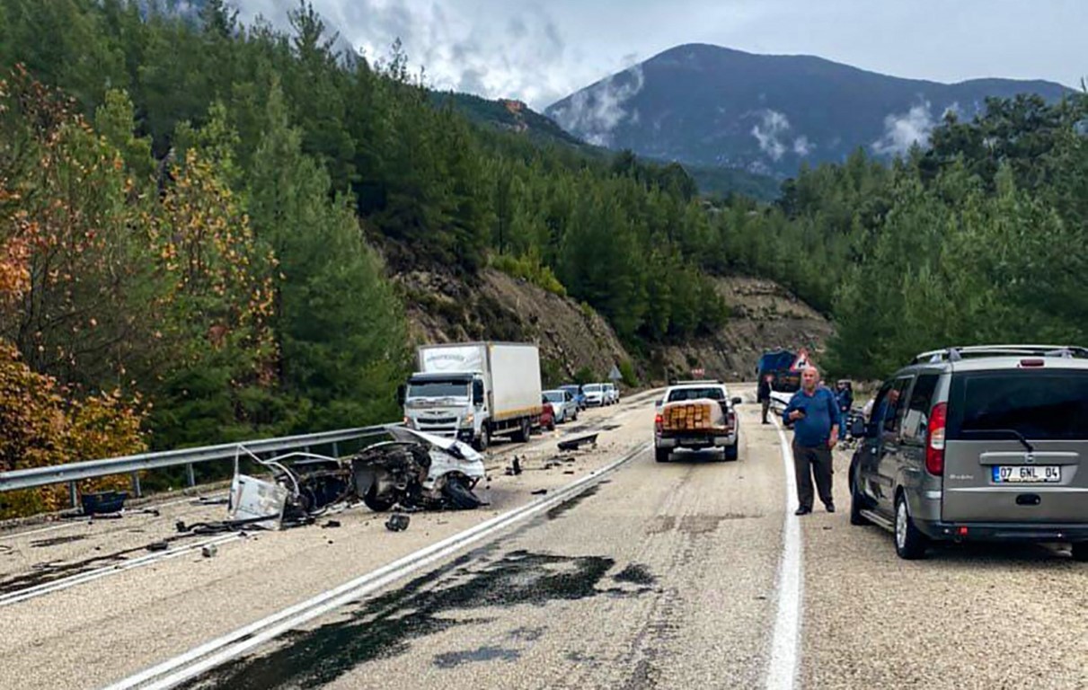 Tırla çarpışan Tofaş ortadan ikiye ayrıldı: 1’i ağır 2 yaralı