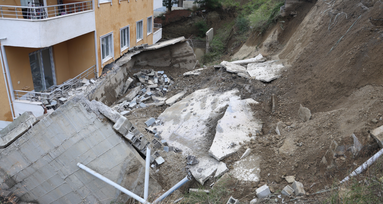 Hatay’da aşırı yağmur nedeniyle 5 katlı binanın istinat duvarı çöktü