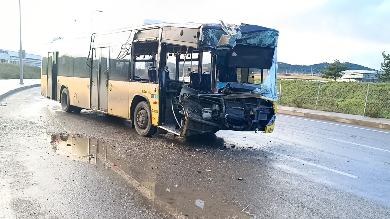 Tuzla’da İETT otobüsü park halindeki kamyona çarptı: 5 yaralı