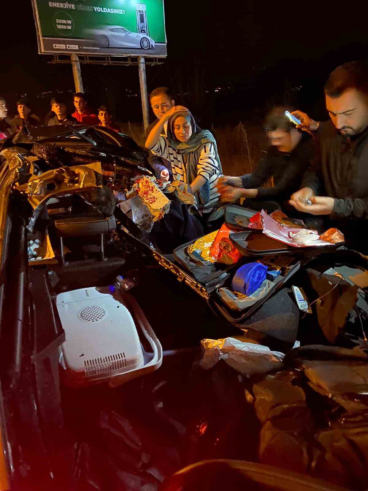 Polislerin içinde bulunduğu otomobil tıra çarptı: 1 ölü 2 yaralı 