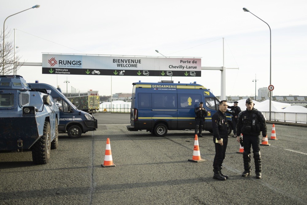 Fransa’da çiftçiler otoyolları kapatarak Paris’i abluka altına aldı