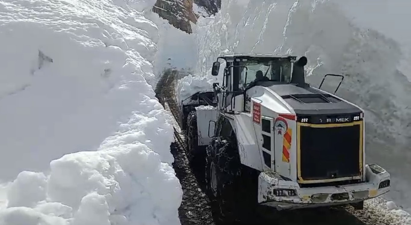 Yüksekova’da kardan 8 metrelik tüneller açıldı