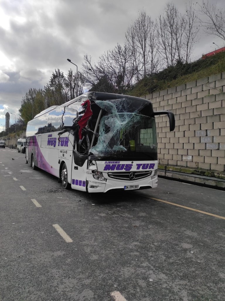 15 Temmuz Demokrasi Otogarı’nda iki yolcu otobüsü çarpıştı: Kaza anı kamerada