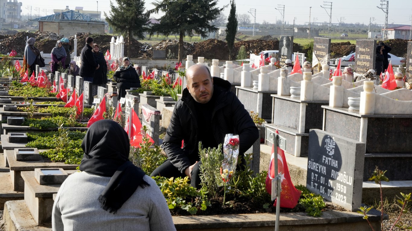 Gaziantep’te deprem mezarlığında duygusal anlar