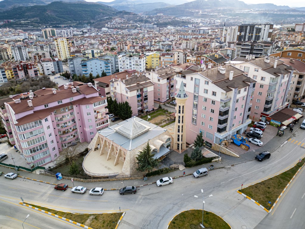 Tokat’ta uzay mekiği minareli cami dikkat çekiyor