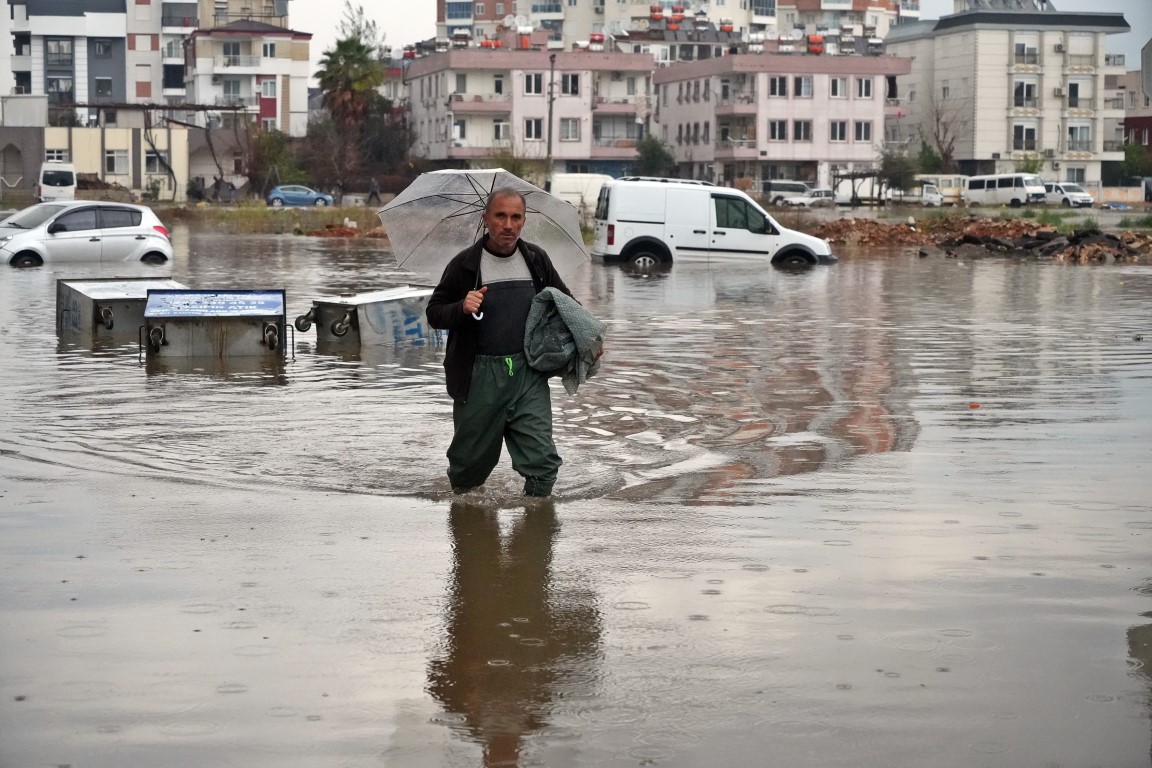 Evleri su basıp boğulma tehlikesi yaşayan vatandaşlar üst katlardaki komşularına sığındı