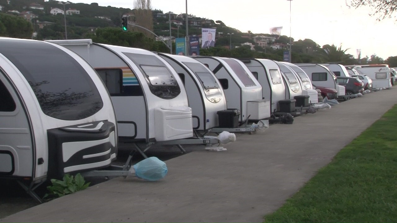 Kartal ve Maltepe sahilinde karavan işgali: Sürücüler araç koyacak yer bulamıyor