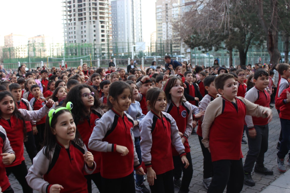 Bu okulda öğrenciler derslerine oynayarak giriyorlar