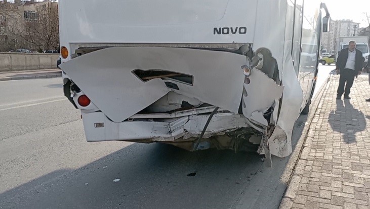 Kırmızı ışıkta bekleyen minibüse otomobil çarptı: 1 ölü, 2 yaralı 