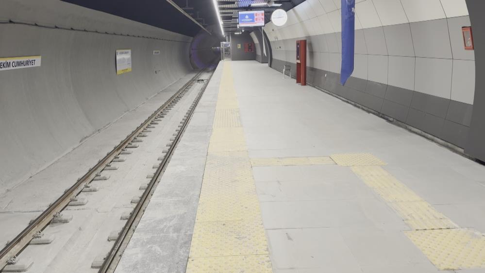 İBB’nin hizmete açtığı metro rezaleti: Tavanından lağım suyu akan metroda asansörler çalışmıyor