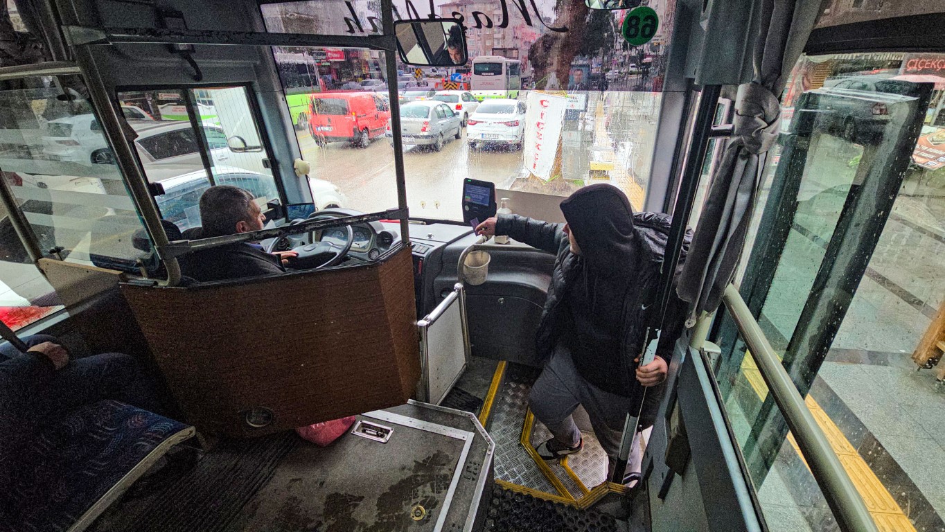 Bu şoför yolcularını dualarla karşılayıp dualarla uğurluyor