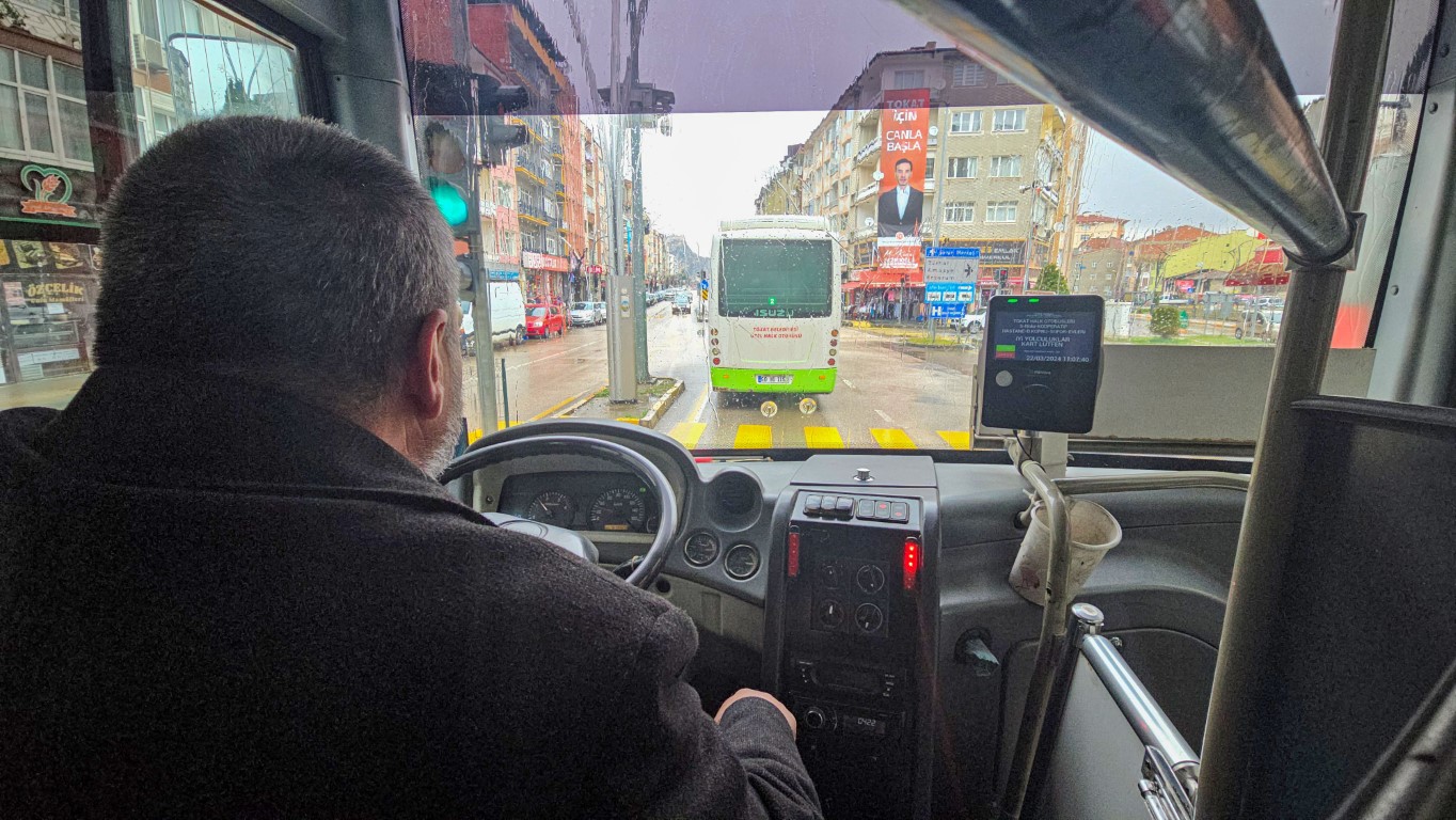 Bu şoför yolcularını dualarla karşılayıp dualarla uğurluyor