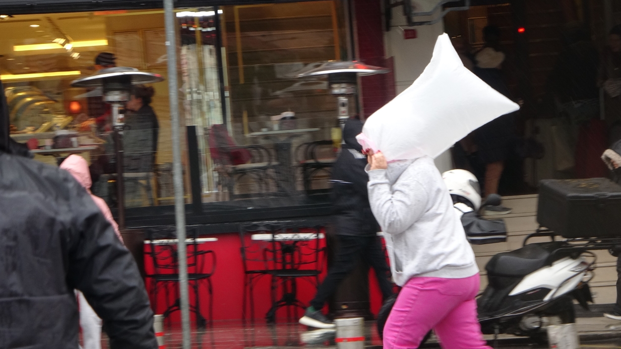 Taksim’de etkili olan sağanak yağış vatandaşlara zor anlar yaşattı