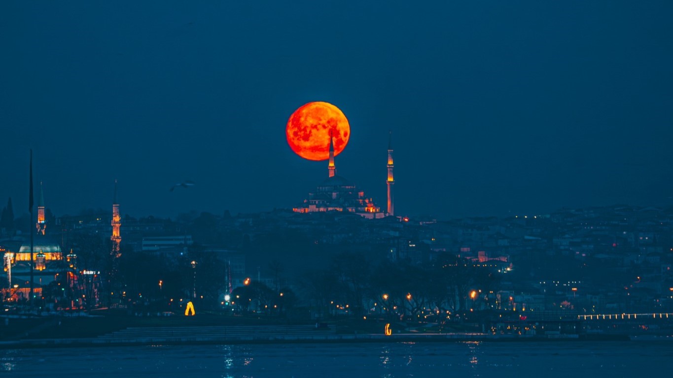 İstanbul’da eşsiz dolunay manzarası mest etti