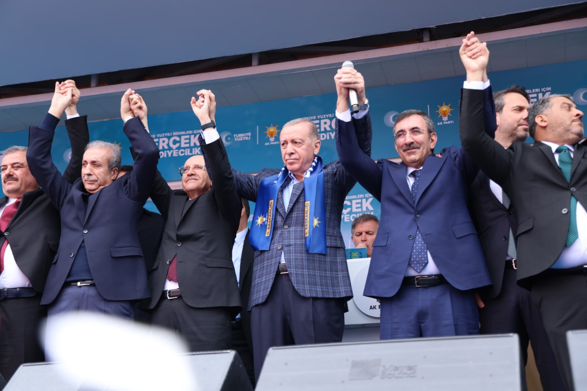 Cumhurbaşkanı Erdoğan Diyarbakır’da terör ve terör örgütü güdümlü siyaset dışı bir çözüm sürecine işaret etti