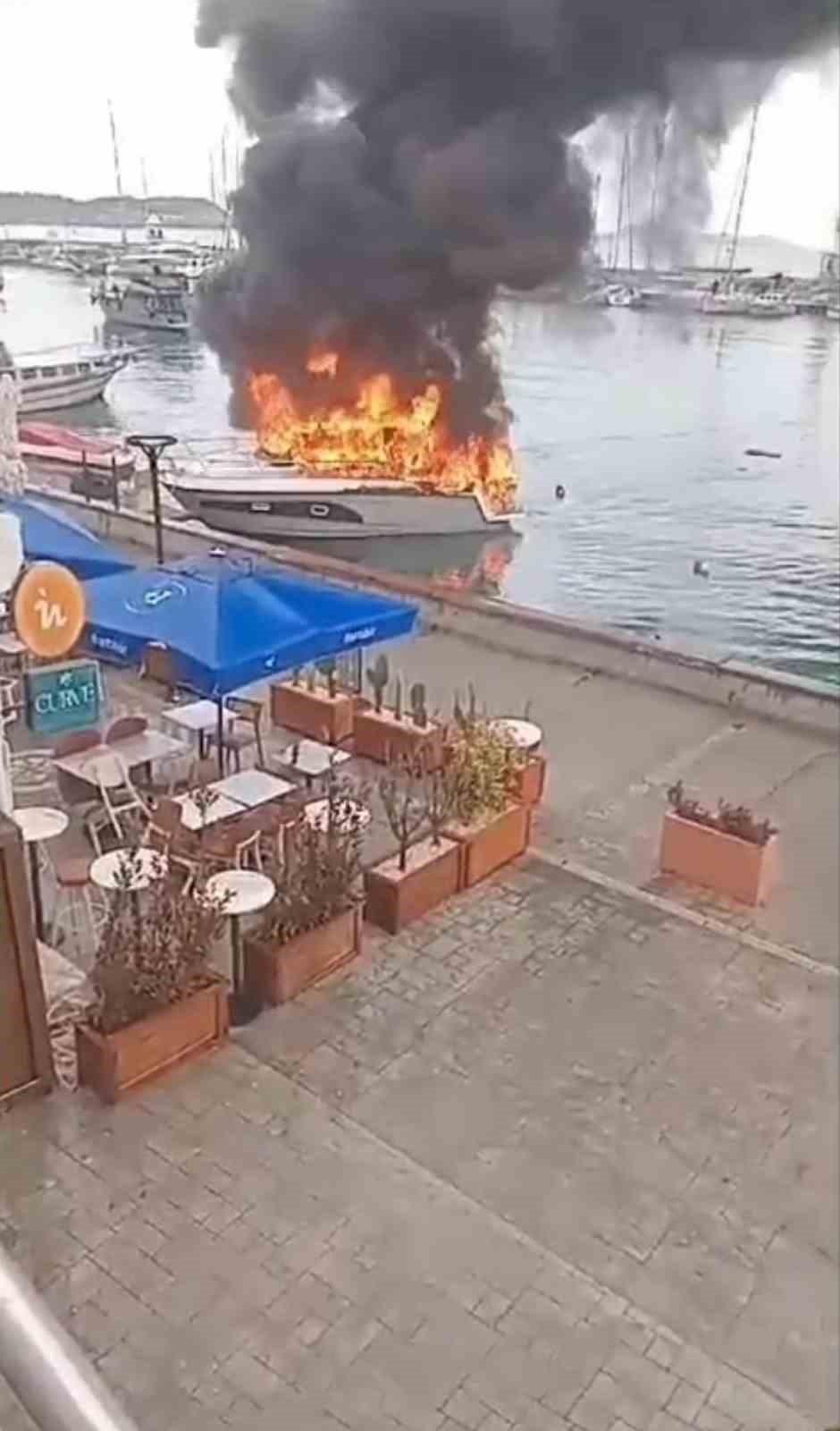 İzmir’de korku dolu anlar: Patlayan tekne alevler içinde kaldı 