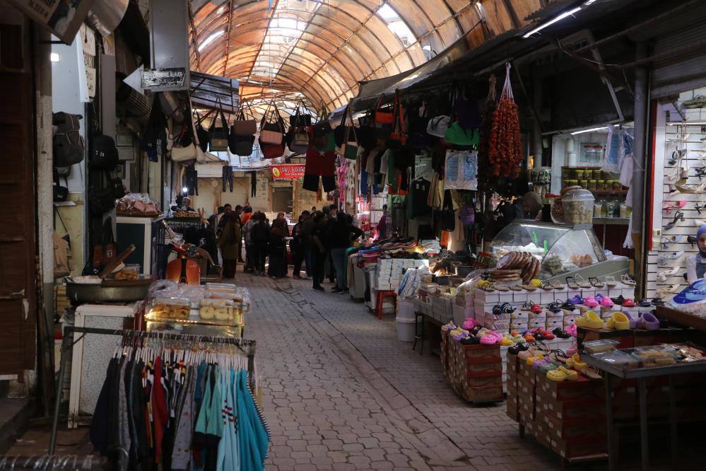 Depremin vurduğu tarihi çarşıda buruk Ramazan alışverişi